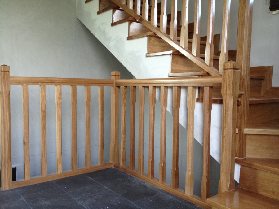 ESCALERA DE ROBLE