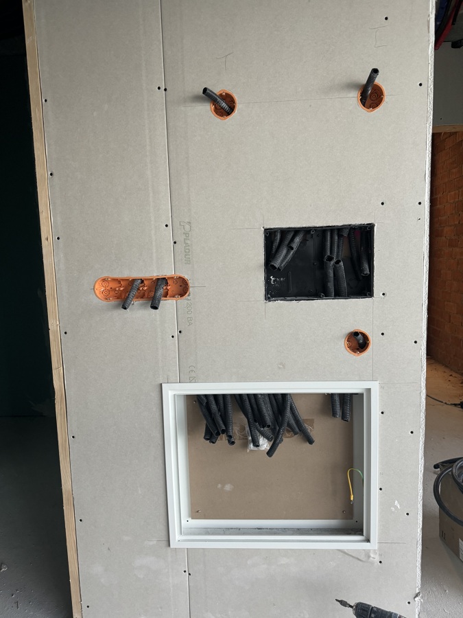 Instalacion de cajas de telecomunicaciones y domotica