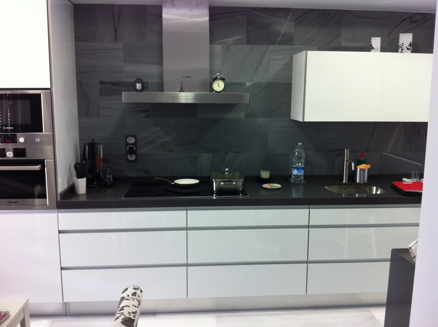 Formica blanco brillo con tirador falso gola