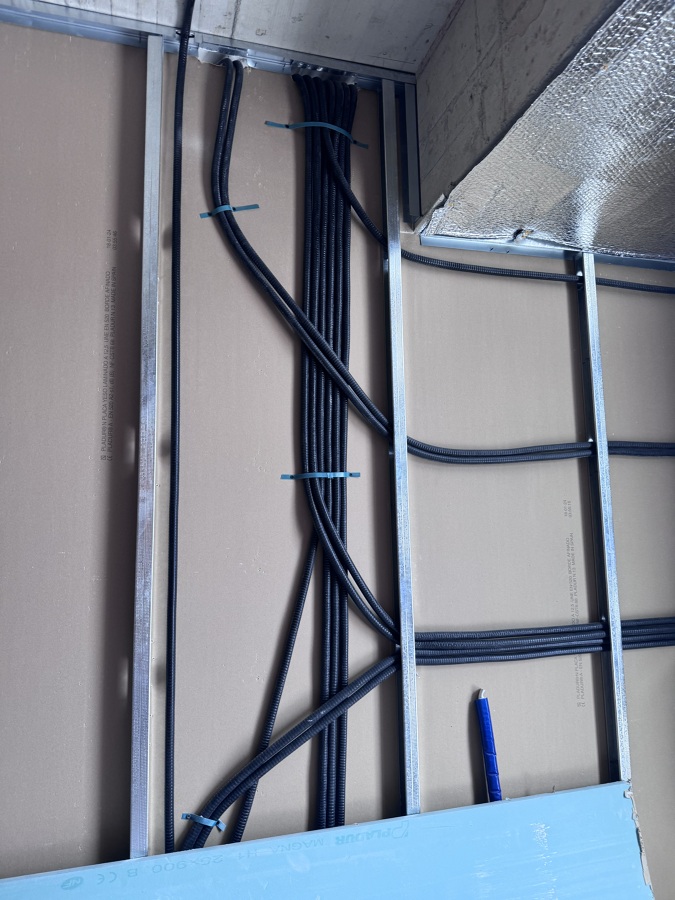 Instalación de tubería eléctrica en pladur