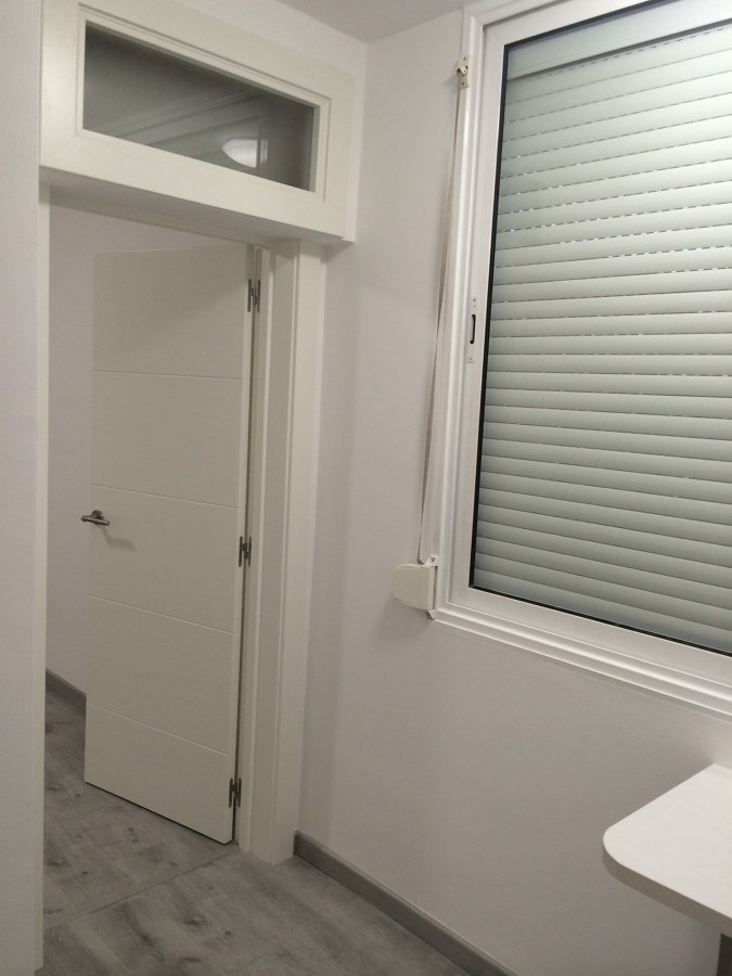 Foto: Puerta con Parte Superior de Paso de Luz de Ejs Instal.lacions