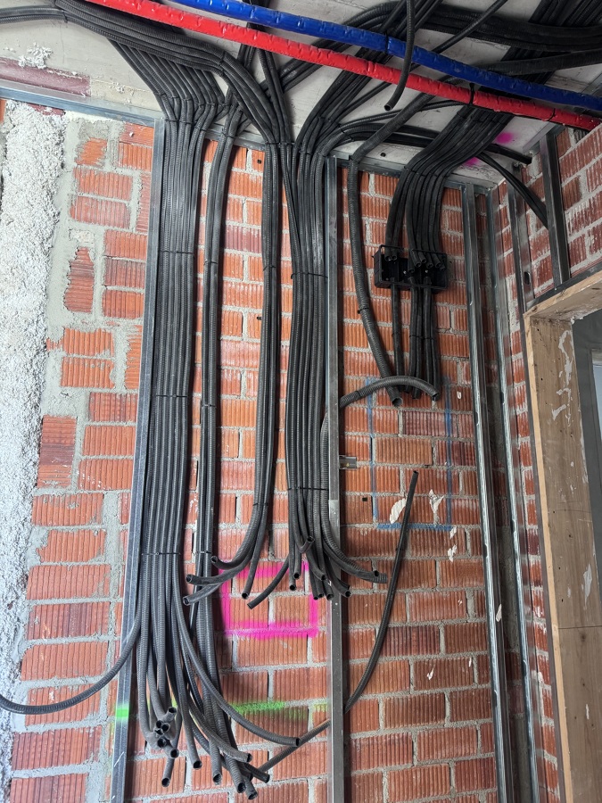 Tubería eléctrica en cuadro principal de vivienda
