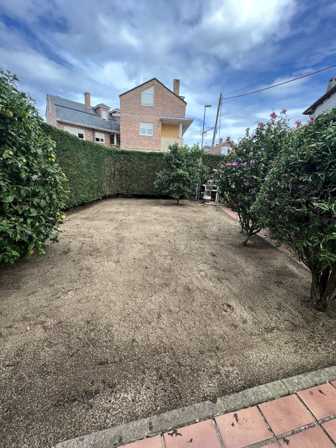 Rotavateado y resiembra de jardin