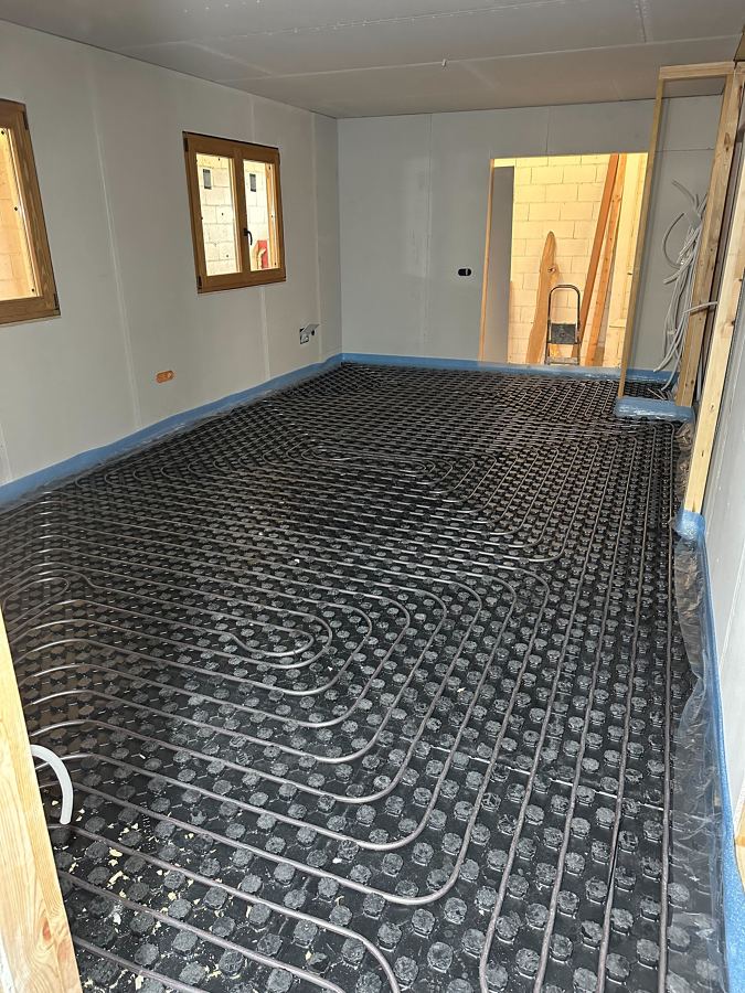Instalación de suelo radiante en vivienda prefabricada