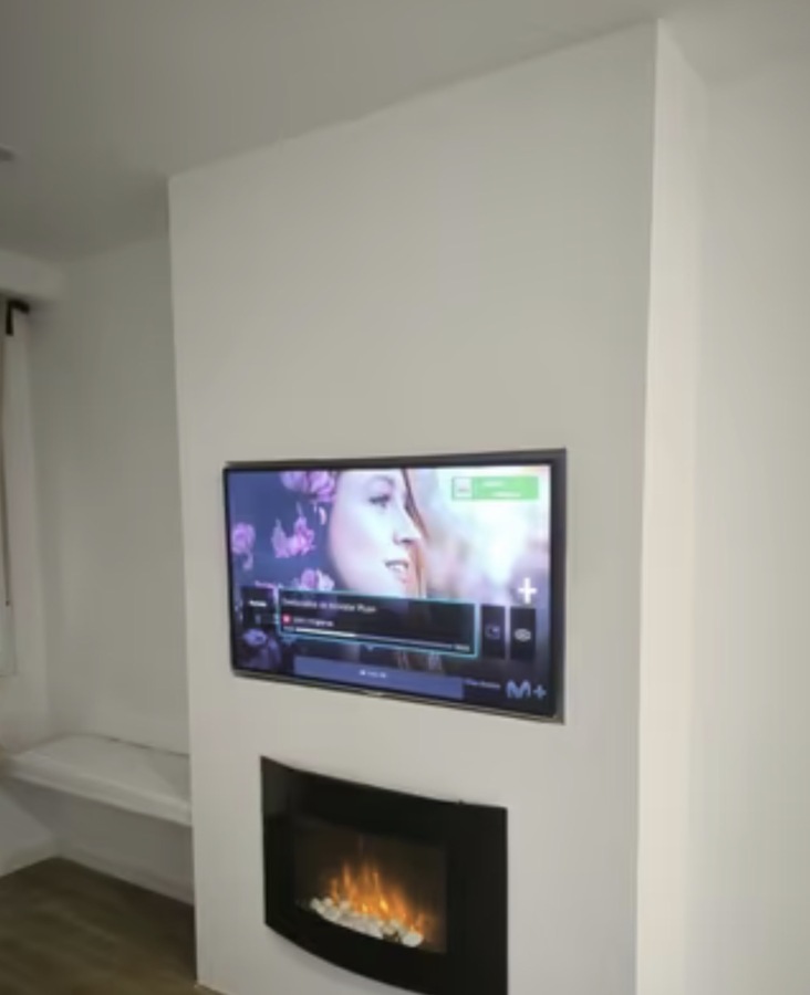 Chimenea y TV en Pladur