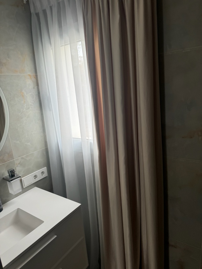 Reforma de baño en Alicante – acabado moderno con lavabo