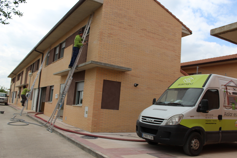 Foto Aislamiento Vivienda Pareada por el Exterior. de Foto Aislamiento Vivienda Pareada por el Exterior. de