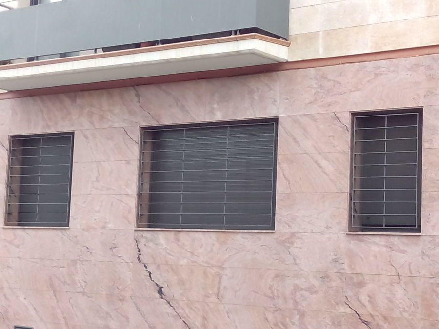 Rejas modernas fabricada con pasamano macizo