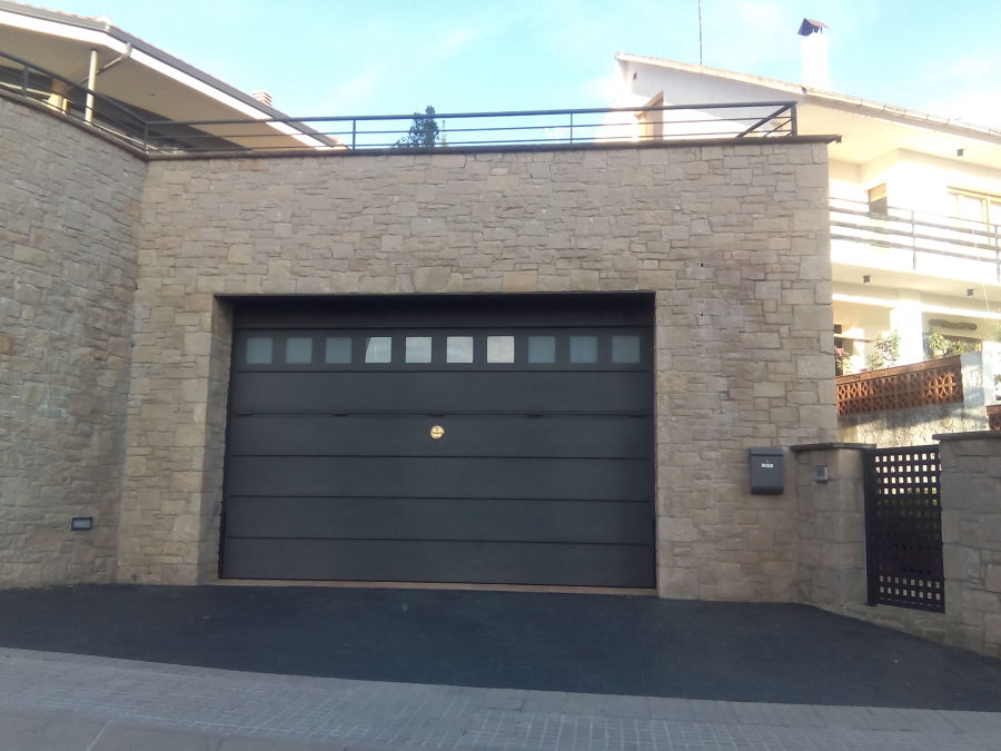 Puerta basculante de hierro combinada con cristal