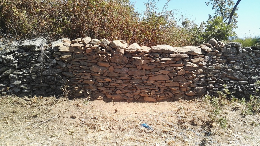 Levantamiento de pared de finca