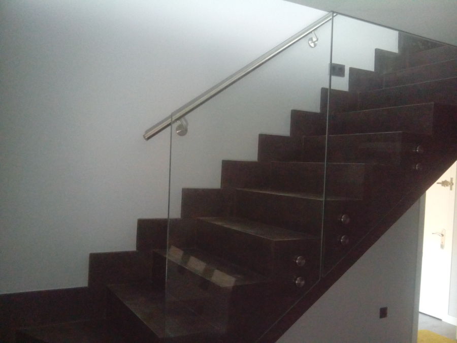 Escalera de microcemento con barandilla vidrio