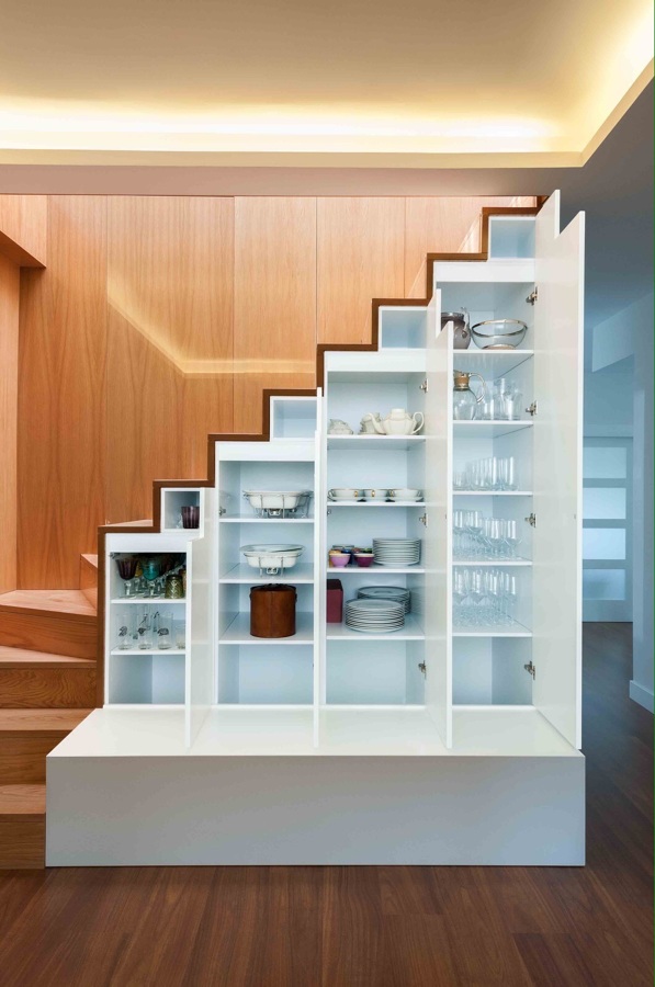 INTERIOR DE ESCALERA DE MADERA 