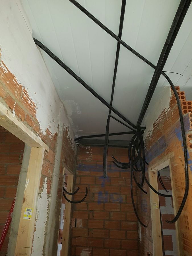 colocacion de panel sanwhich como aislante bajo cubierta e instalación electrica