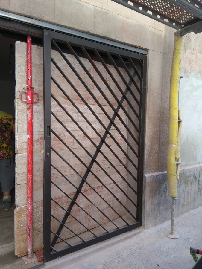 Puerta corredera para comercio