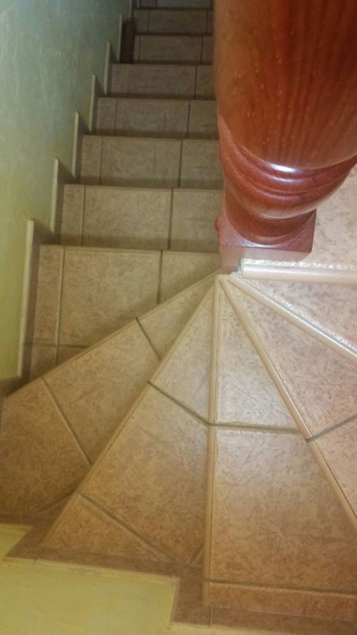 Escalera con peldaños en abanico
