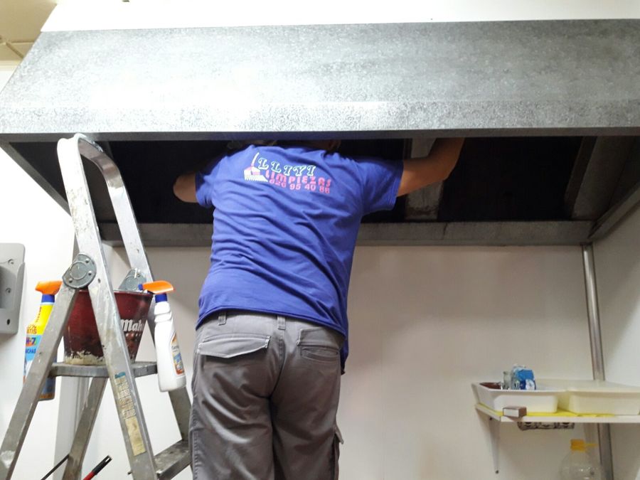 limpiando  campana de  un bar