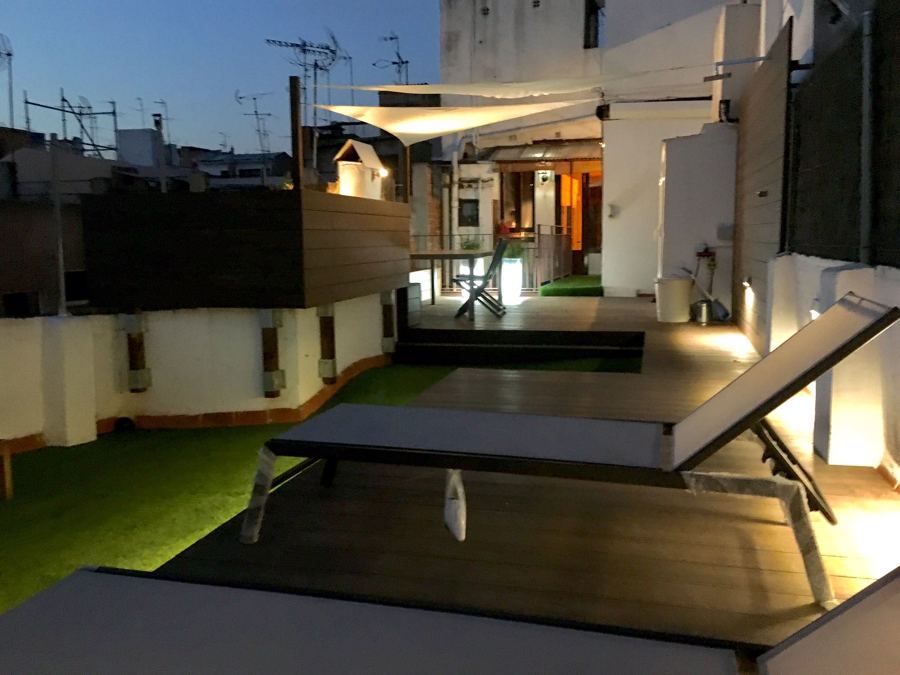 tarima exterior sintetica, iluminación exterior, césped artificial