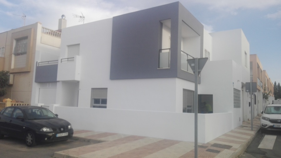 Fachada de dúplex en pétrea