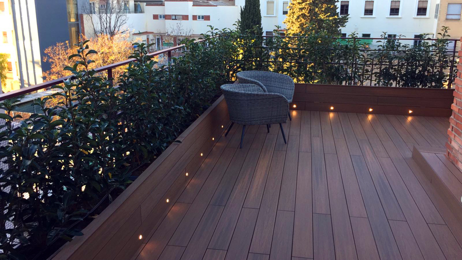 tarima exterior sintetica, iluminación exterior, jardinería