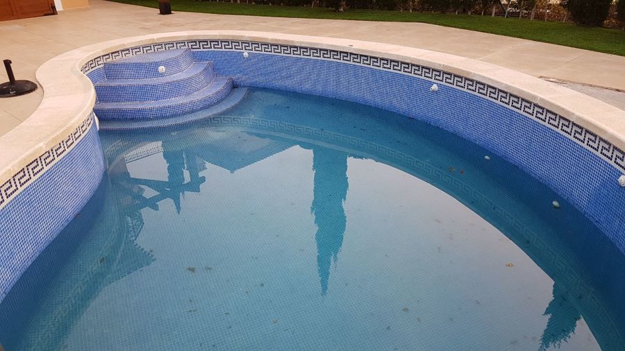 fuga en piscina