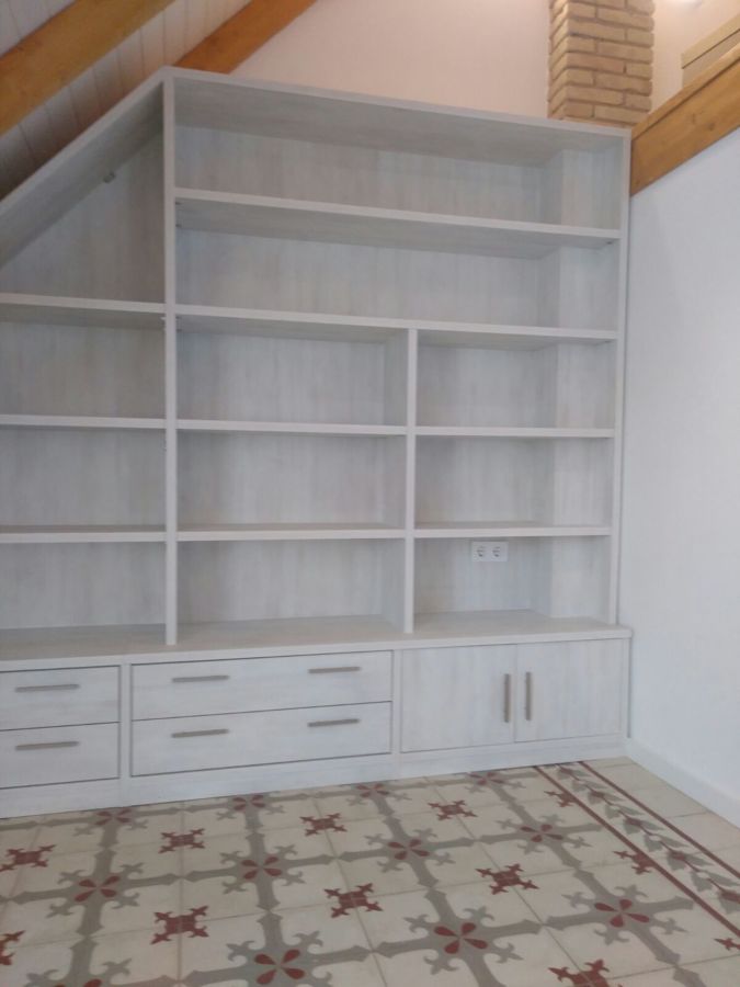 LIBRERÍA ABUHARDILLADA CON TABLEROS LAMINADOS DE 30M/M PINO NÓRDICO BLANCO