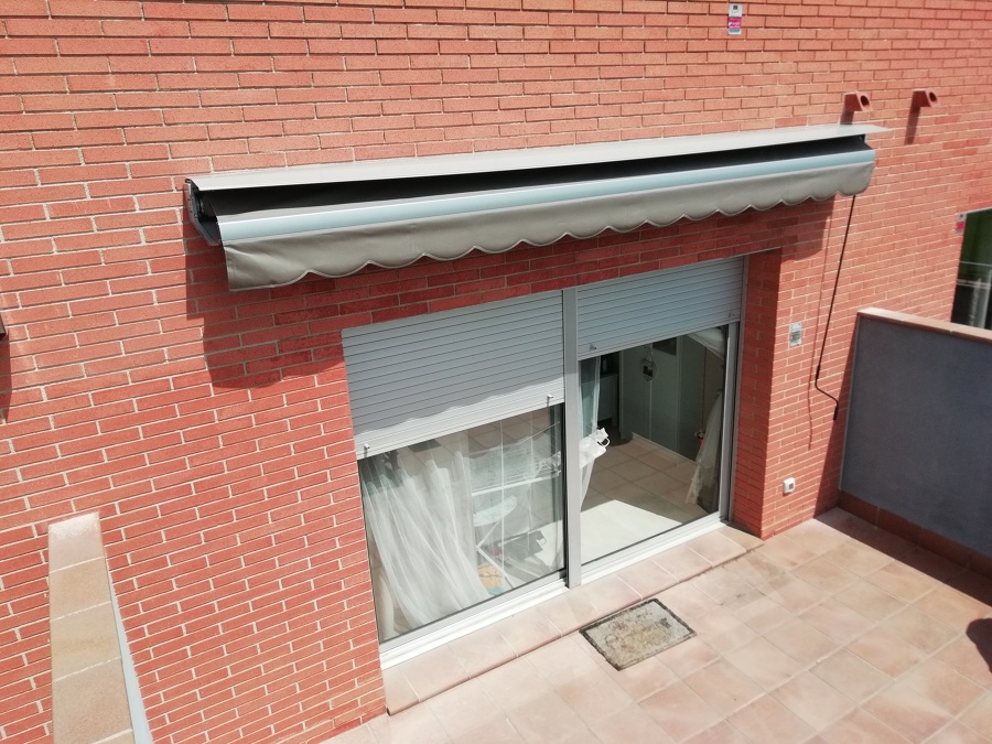 Toldo brazo invisible con tejadillo