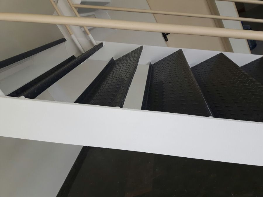 Protección de la estructura metálica de la escalera