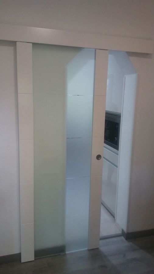 Cocina con puerta corredera de cristal