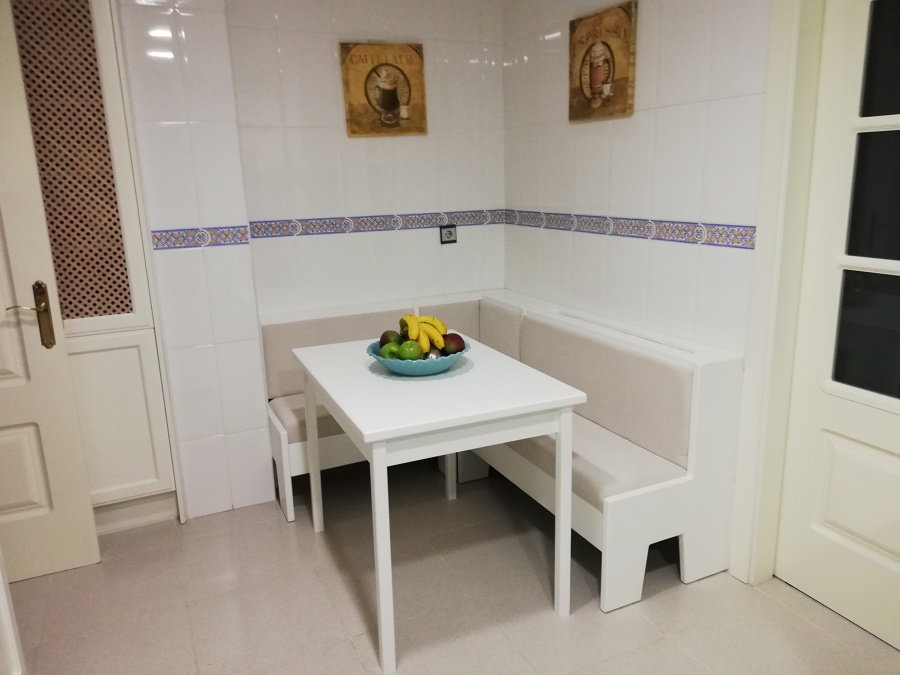 Rinconera tapizada con mesa