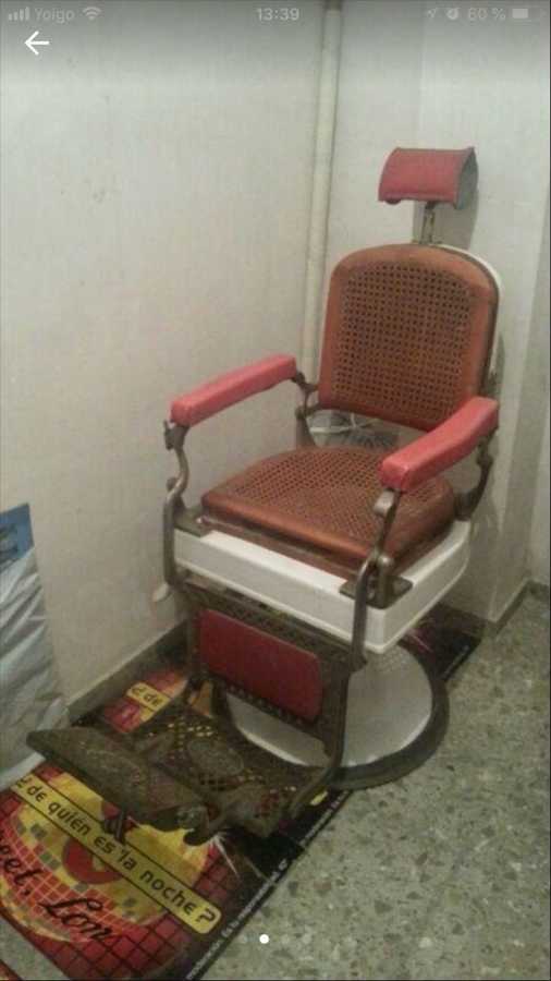 Silla de barbería tapizada en polipiel