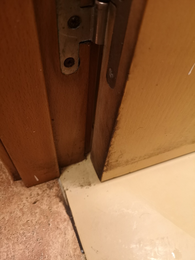 Juntas de puertas de baño antes