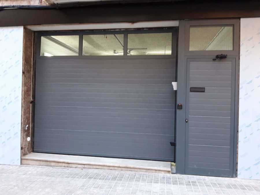 Puerta seccional automática con sección de aluminio
