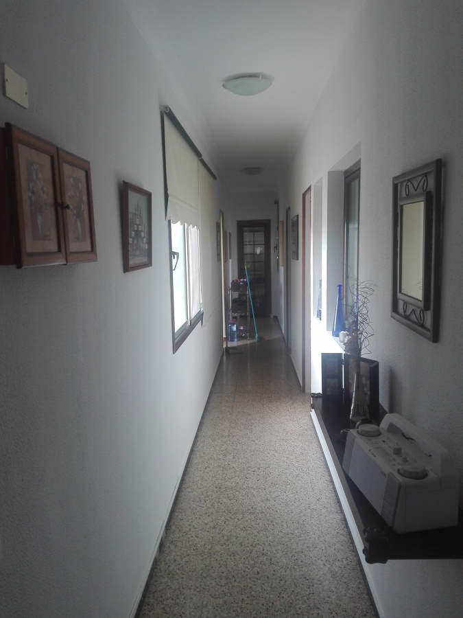 ,  un pasillo moderno con mucha luz natural