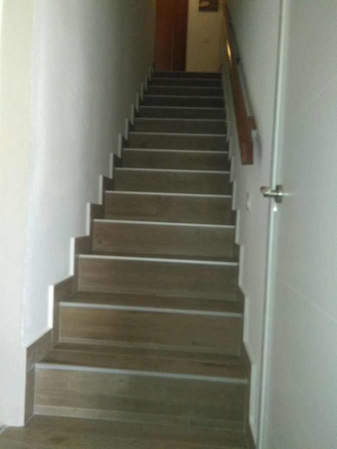 Escaleras con suelo porcelanico imita madera