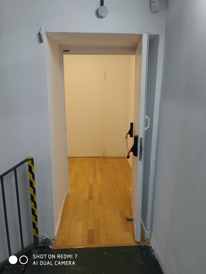 Reubicación de puerta emergencia