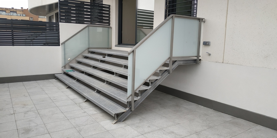 Escalera con barandilla de cristal