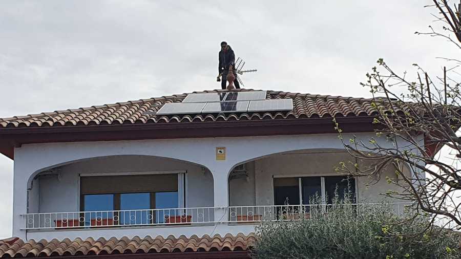 PLACAS FOTOVOLTAICA EN VIVIENDA UNIFAMILIAR