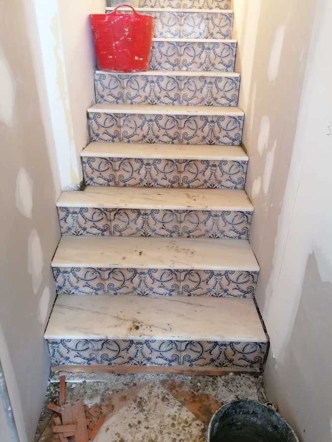 Escaleras con cenefas y mármol.