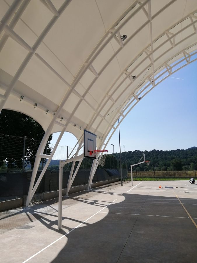 Coberta parcial pista poliesportiva