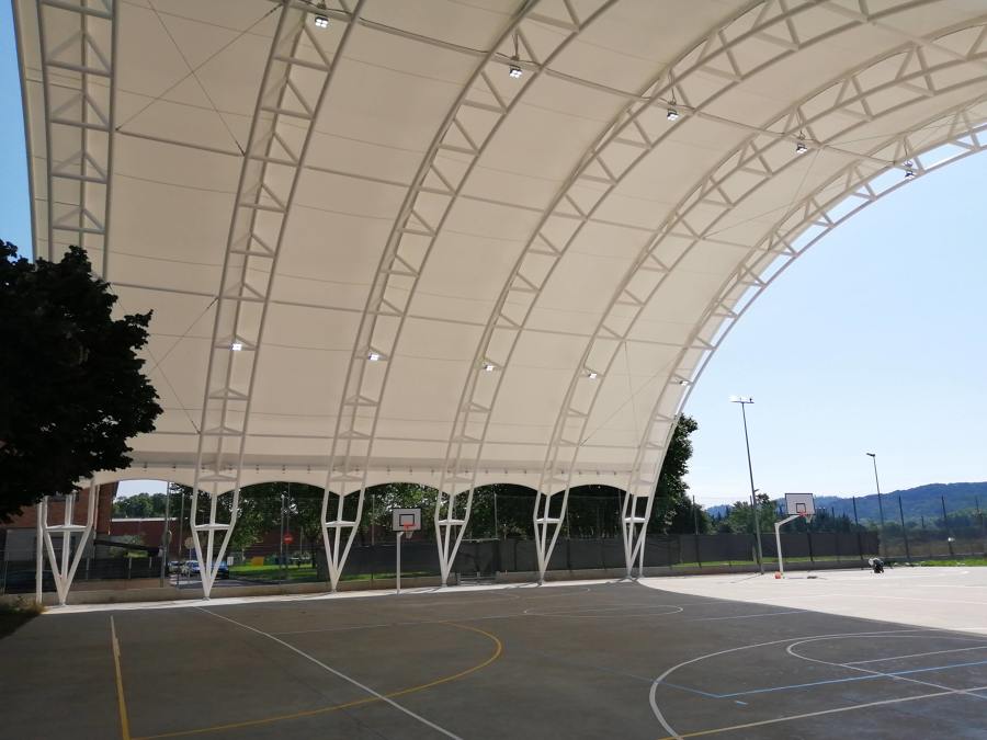 Coberta parcial pista poliesportiva