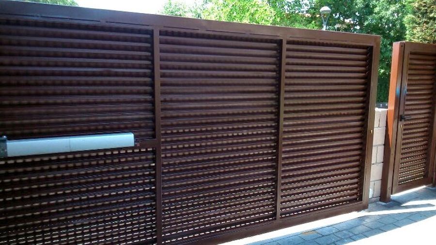 PUERTA BATIENTE PANEL ALUACERO