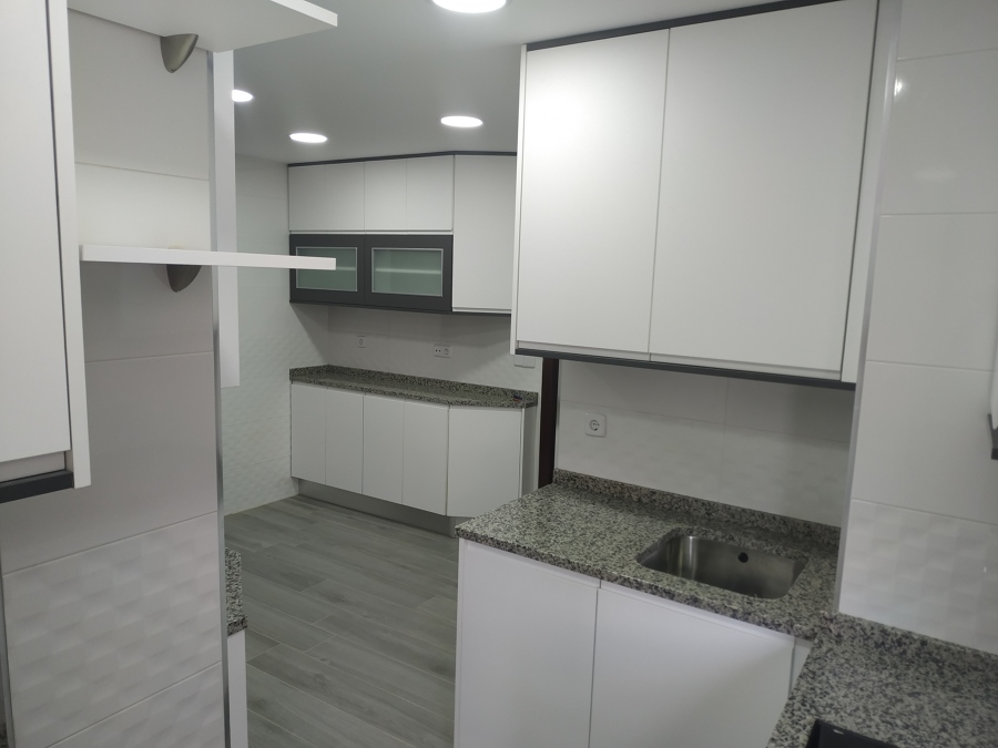 Cocina con muebles en chaflan.