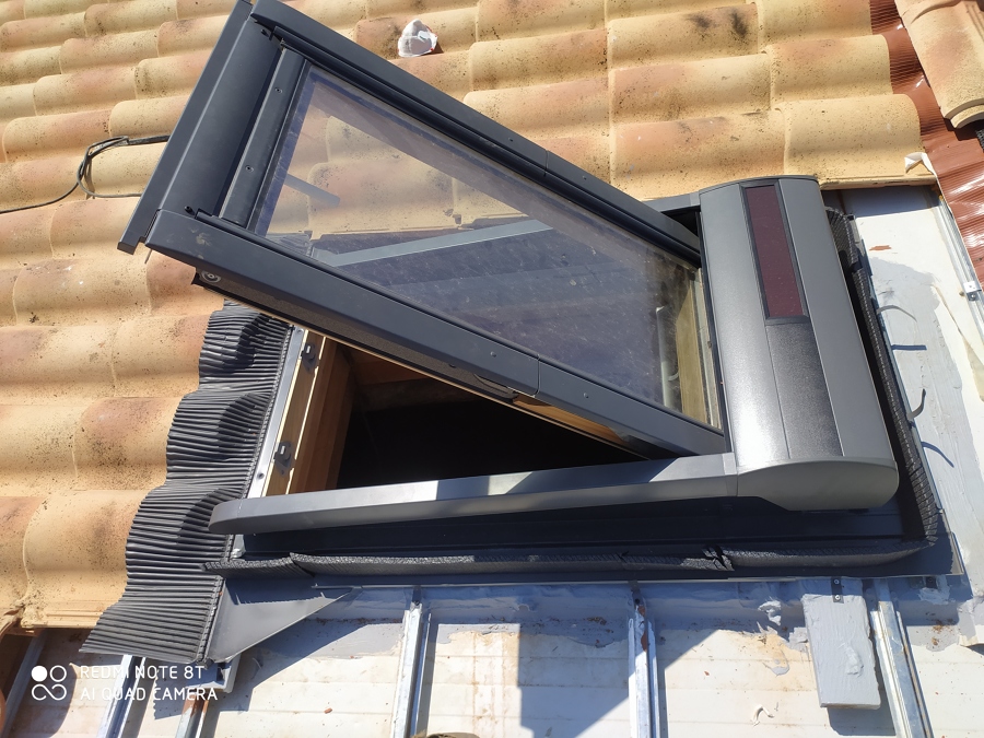 velux  con persiana solar en cubierta ventilada