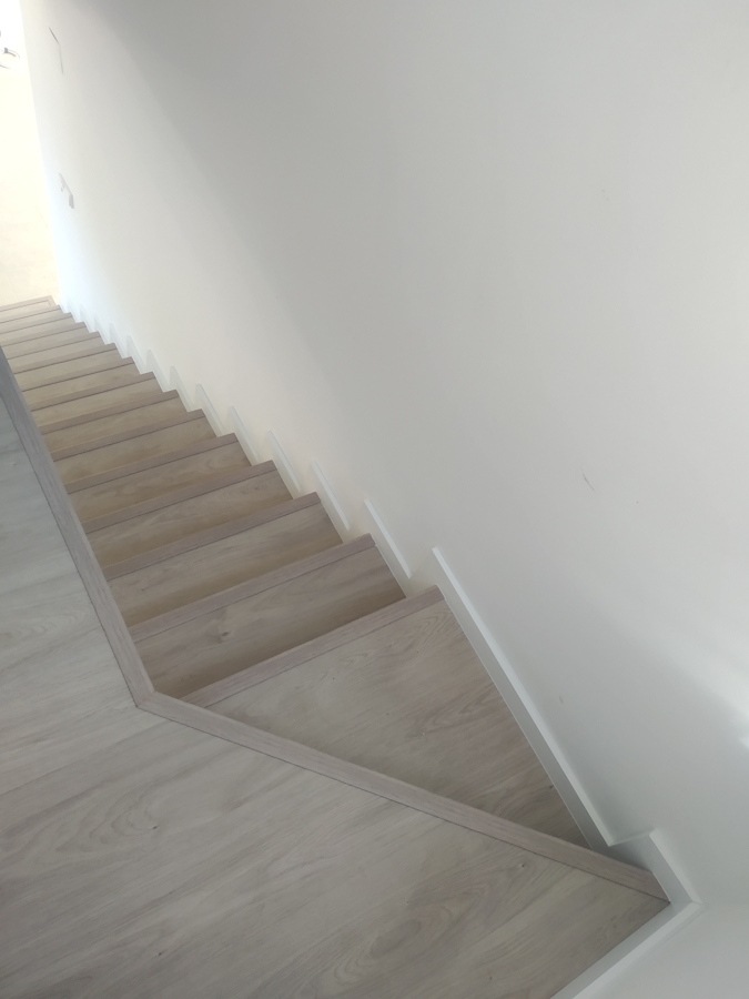 Suelo lamimnado y Escalera (vista desde primera planta)