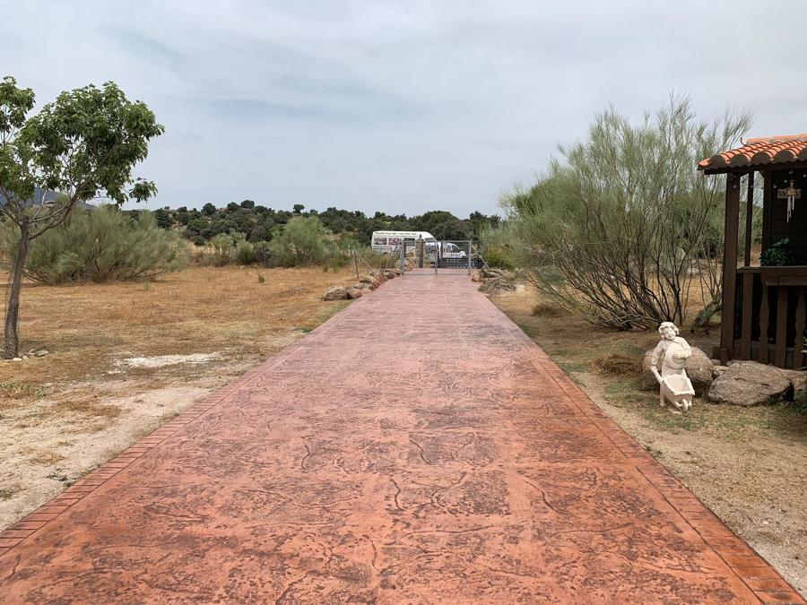 camino de hormigón impreso en exteriores
