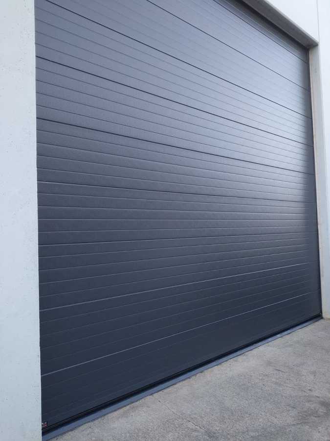 PUERTA SECCIONAL GRIS