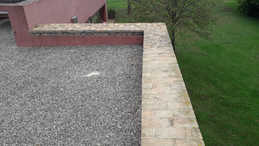 Coronamiento de muro con tochos manuales