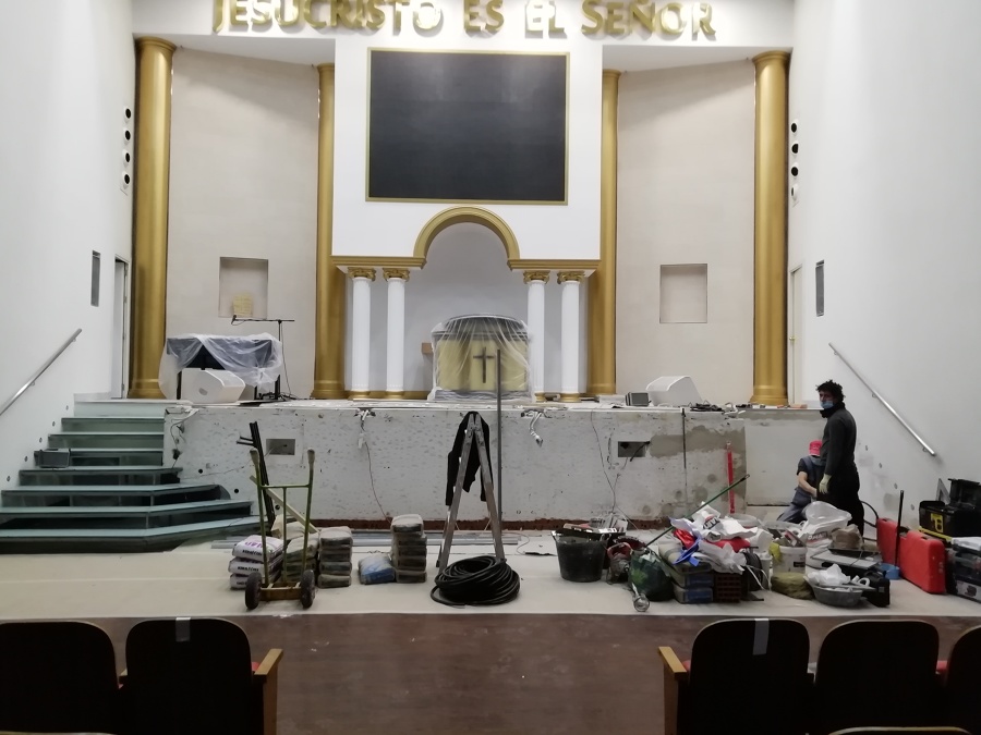 remodelacion altar mayor  Iglesia Universal reino de dios  en su sede de Madrid