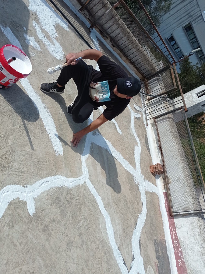 Reparación de grietas en el techo con pintura de fibra.