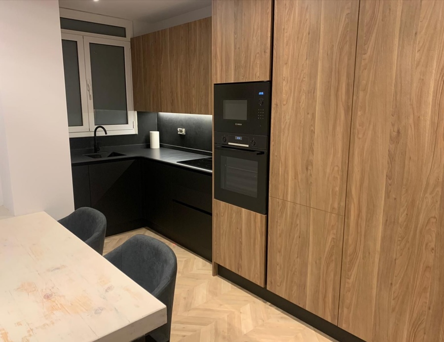 Cocina equipada con electrodomésticos integrados